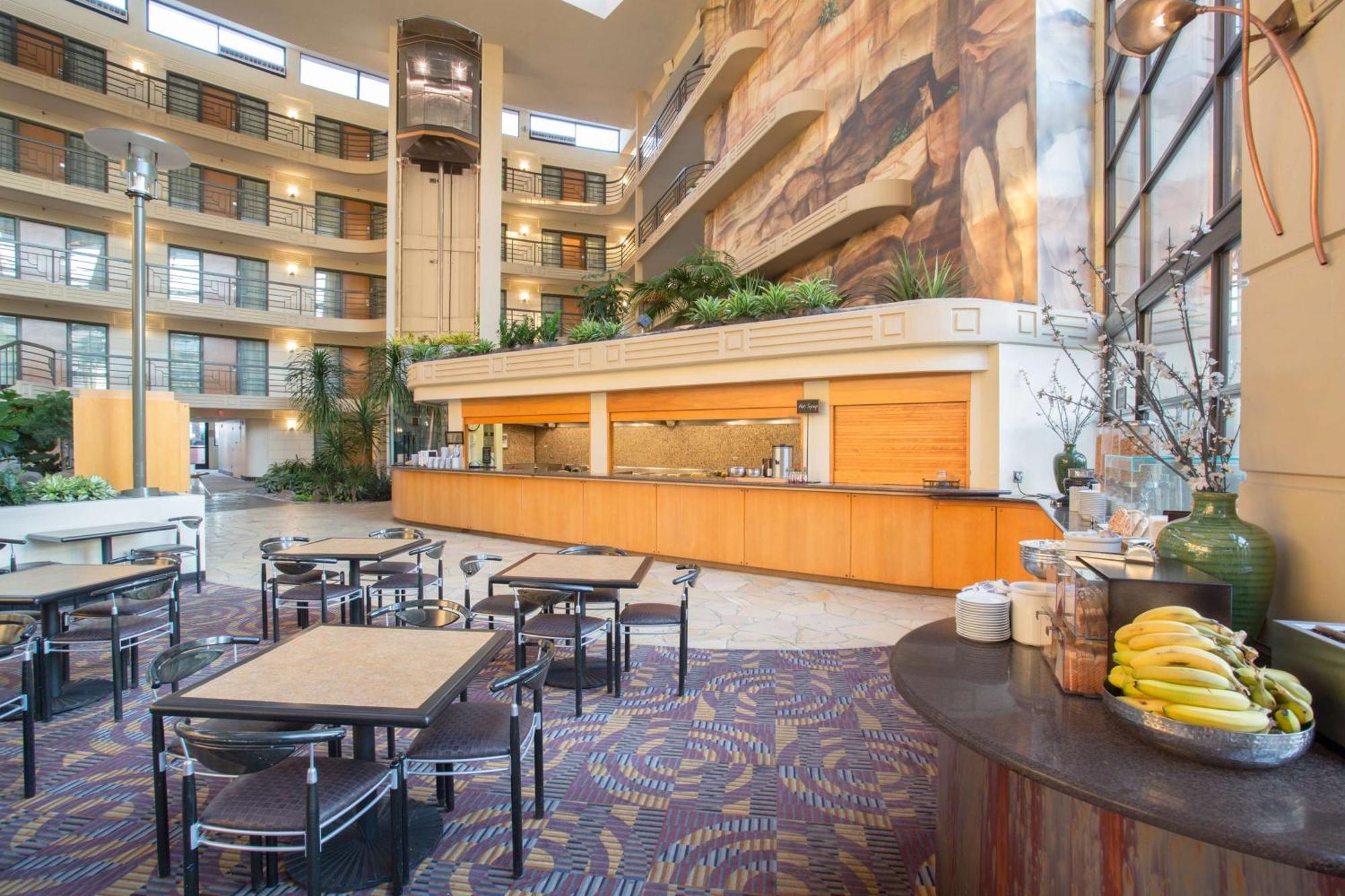 Embassy Suites By Hilton Phoenix Biltmore Exteriör bild