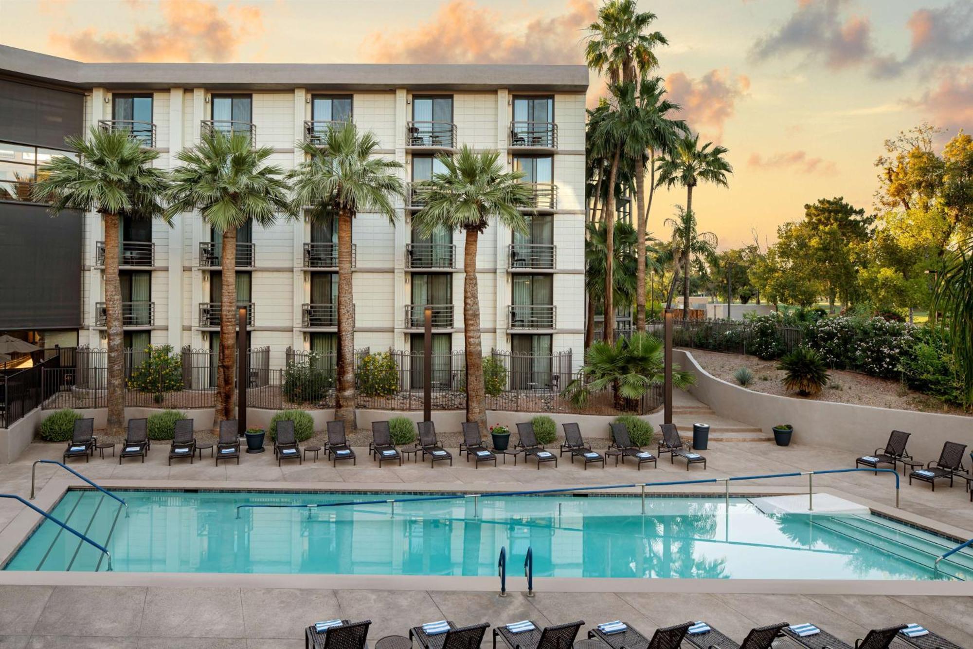 Embassy Suites By Hilton Phoenix Biltmore Exteriör bild